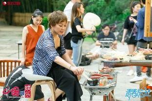 娱乐吃瓜热议,吃瓜群众狂欢，揭秘明星幕后故事  第2张